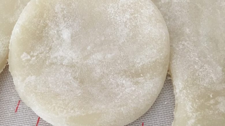 冰淇淋糯米滋,用自己喜欢的大小磨具,压出形状