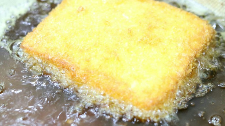 土司蛋黄虾,炸的过程中要不断翻面,炸至金黄上色酥脆即可捞出~