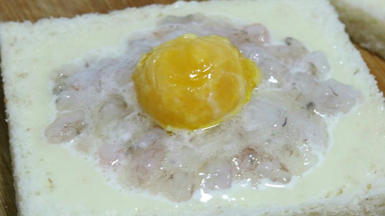 土司蛋黄虾,将<a style='color:red;display:inline-block;' href='/shicai/ 9596'>咸蛋黄</a>放到中间的位置~