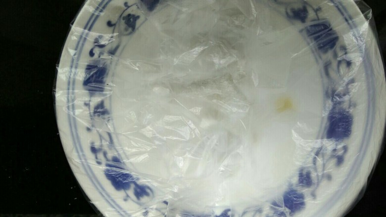 蛋黄饼干,没有裱花袋，用一个大保鲜袋套在碗上