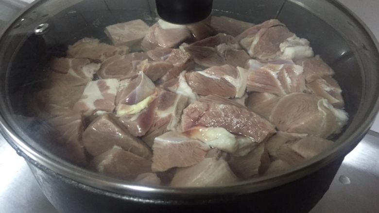 腐竹木耳羊肉砂锅煲,冷水入锅,焯水