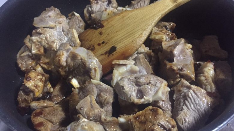 腐竹木耳羊肉砂锅煲,下羊肉翻炒,下焖羊肉调味料A料