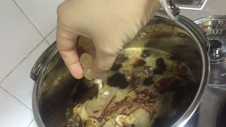 腐竹木耳羊肉砂锅煲,将炒好的羊肉换入高压锅,加水盖过羊肉。逐步添加焖羊肉的香料:八角、桂皮、香叶、草果、陈皮、干辣椒、料酒、老姜、胡椒粉、盐、生抽老抽,冰糖。