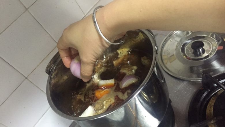 腐竹木耳羊肉砂锅煲,加洋葱块后,高压锅上汽25分钟。