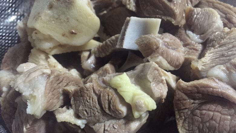 腐竹木耳羊肉砂锅煲,焯水再次冲洗干净,完成去擅步骤。