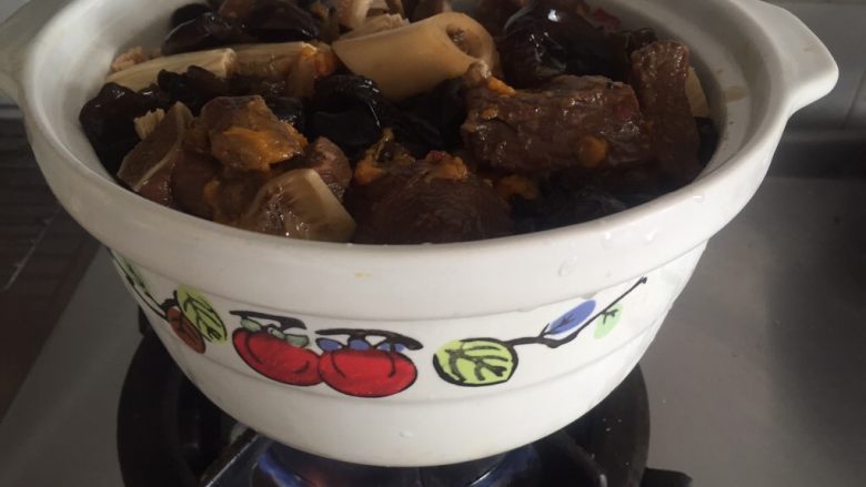 腐竹木耳羊肉砂锅煲,高压锅焖好后,转到砂锅煲中