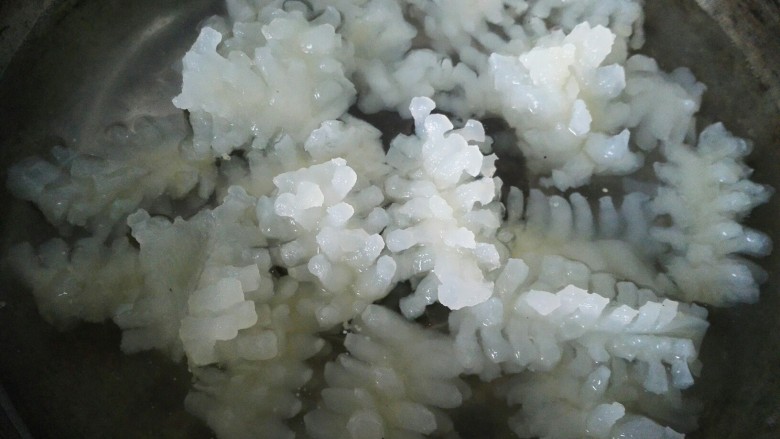 洋葱炒目鱼花,锅内水烧开,把目鱼花焯下水加<a style='color:red;display:inline-block;' href='/shicai/ 894'>黄酒</a>去腥后立刻捞出
