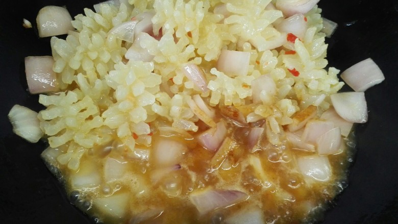 洋葱炒目鱼花,加入金标生抽,盐,醋,<a style='color:red;display:inline-block;' href='/shicai/ 3729'>白糖</a>调味