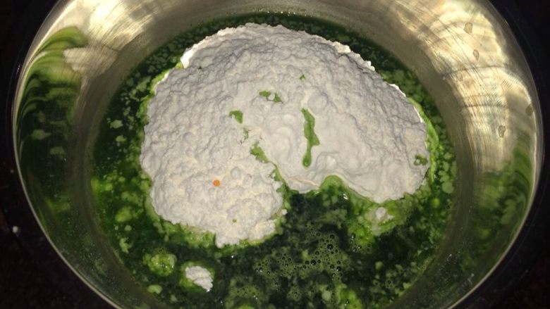 彩色手工蔬菜面,各种蔬菜汁、鸡蛋液分别加入面粉,然后和面,刚开始太干难揉开,可以先先醒面15分钟再行揉面。
