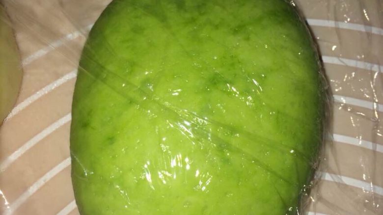 彩色手工蔬菜面,静置30分钟,然后用擀面杖将面团压成薄片。
