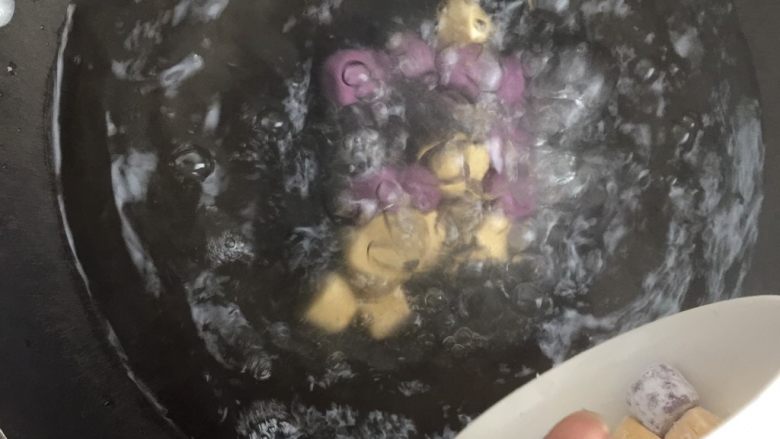 自制手工芋圆,开水下锅,一定要沸水不然出来就是芋圆糊,漂浮起来后用筷子戳下一下就戳进去就是熟了,或者自己吃一个哈!熟了后即刻捞出过冷水,要多过几次(过冷水的我就没有拍照啦)