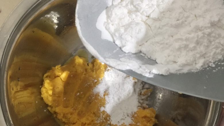 自制手工芋圆,趁热加入木薯粉揉捏成团(⚠️木薯粉要多次少量的添加,不然混合会很痛苦)