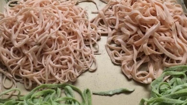 彩色手工蔬菜面,开煮之前,先拿要吃的份量,弄散盘成团。