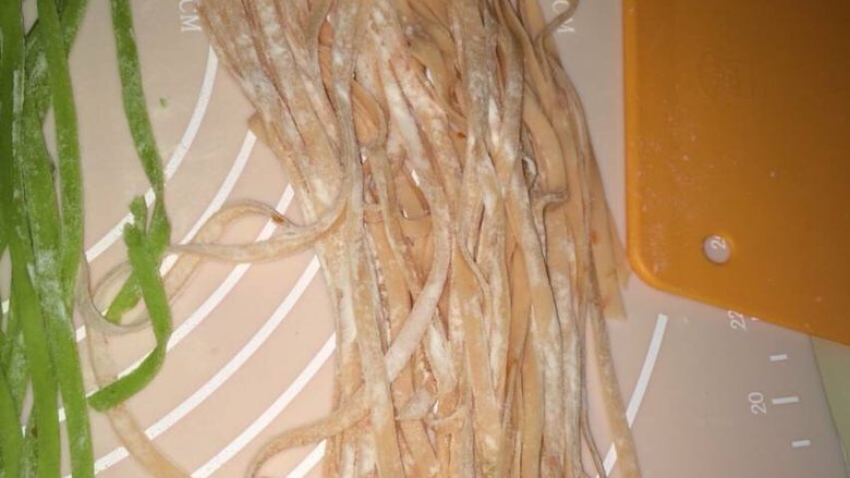 彩色手工蔬菜面,然后散开面条,弄些面粉撒均匀。