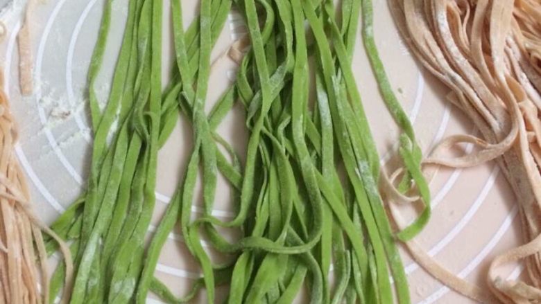彩色手工蔬菜面,撒粉为了防止面条粘一块儿,然后再抖掉粉。