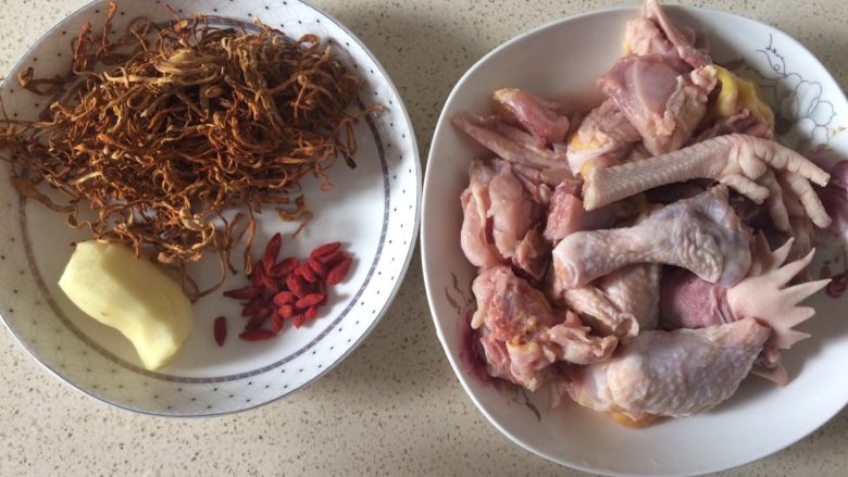 虫草花炖老鸡汤
,准备好食材,将<a style='color:red;display:inline-block;' href='/shicai/ 7969'>老母鸡</a>洗干净并宰成小块