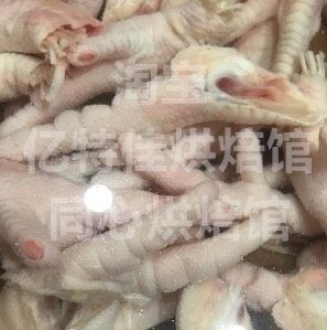 辣糟卤凤爪,都处理好,用清水侵泡20分钟,让淤血散尽