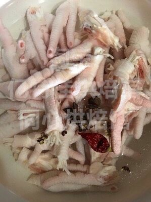 辣糟卤凤爪,泡好后,放入材料大火煮开,改小火盖盖定时30分钟,我这个鸡爪很大,太硬不好吃,所以30分钟的口感是最好的,如果鸡爪小,可调整时间