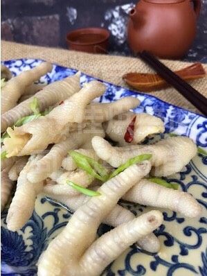 辣糟卤凤爪,到上辣糟卤汁,<a style='color:red;display:inline-block;' href='/shicai/ 718'>料酒</a>撒上葱花,用保鲜盒储存入味