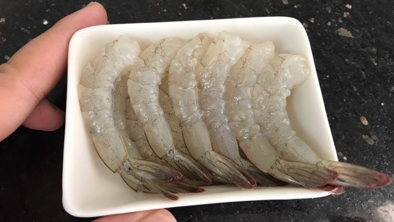玉子凤尾虾球,鲜虾洗干净,去剥去虾线
温馨提示:(把鲜虾洗干净放冰箱冷冻半小时后会特别容易剥壳哟!)