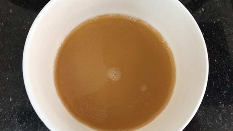 玉子凤尾虾球,把盘子里的水倒进小碗里,加几滴酱油,一点点糖,玉米淀粉搅拌均匀(如果汤汁太少可以加点清水)