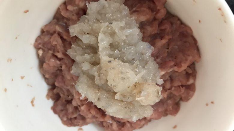 玉子凤尾虾球,煎下的虾仁剁碎加到肉末里搅拌均匀备用,不浪费也很美味