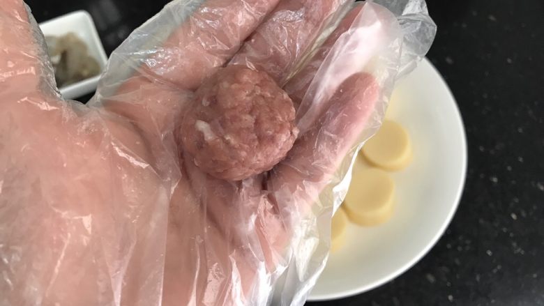 玉子凤尾虾球,揪一小团肉末,左右两手交替摔打至表面平滑,搓圆