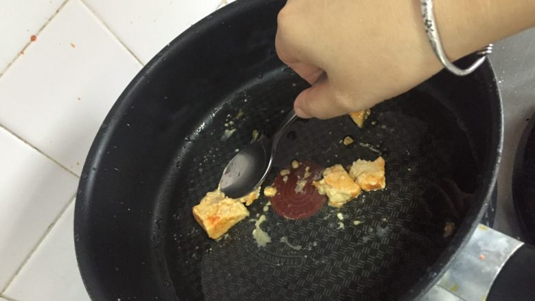笋干橙皮鸭,热锅热油,下豆腐乳,用勺子碾碎。