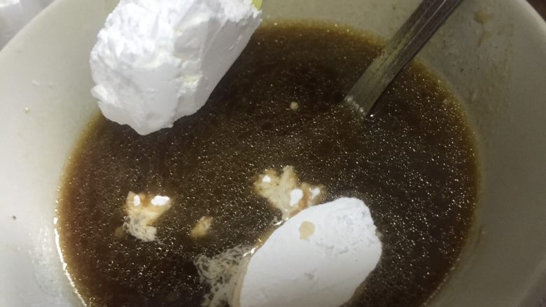 笋干橙皮鸭,取锅内半碗汤汁,加入淀粉调成湿淀粉(如汤汁过热需要加入冷水降温再加干淀粉)