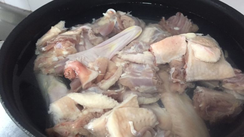 笋干橙皮鸭,鸭肉切块,冷水入锅焯水。