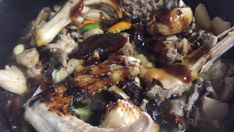 笋干橙皮鸭,下鸭肉块,接着下调味:海鲜酱、蚝油、生抽、老抽、盐、鸡精、料酒、辣椒片,翻炒。