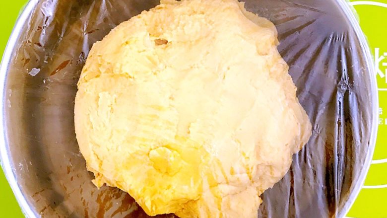 菠萝汁Q弹芋圆,揉成光滑的面团,盖上保鲜膜备用