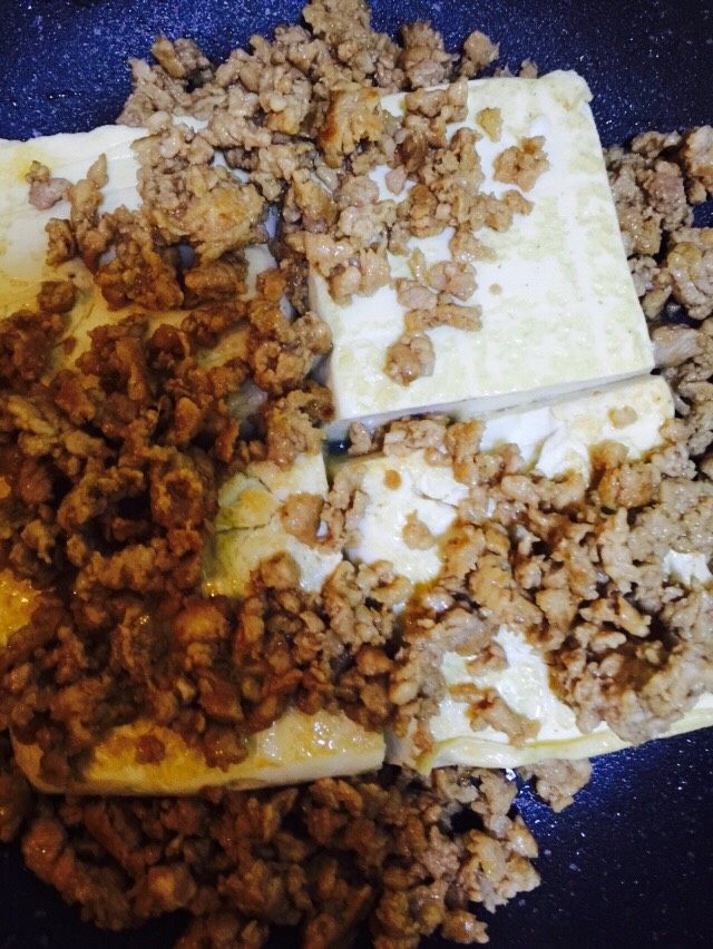 茄汁肉沫酿豆腐,肉沫往周边和豆腐面上撒~