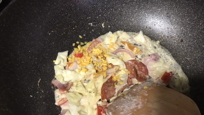 车打芝士奶酪炖菜,熟了以后倒入车打芝士碎,可以拉丝的那种哦~没有的话马苏里拉也可以~
