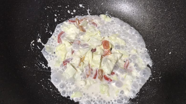 车打芝士奶酪炖菜,放入杂蔬,可以加点水,防止糊锅,煮到软就行