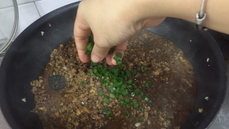 宝宝食谱·蒜香牛肉末蒸蛋,下葱花翻炒一会儿,出锅。