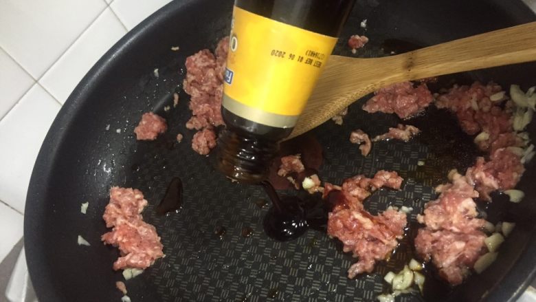 宝宝食谱·蒜香牛肉末蒸蛋,下调味:生抽、蚝油、少许盐,加水焖一会儿。