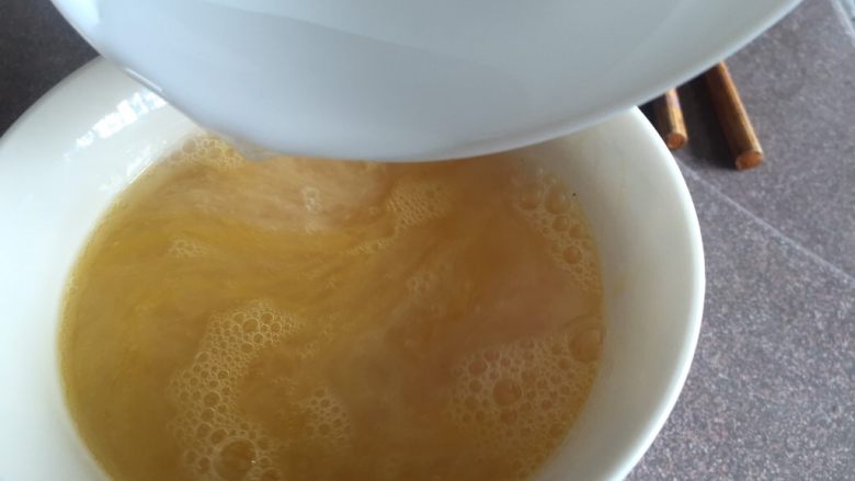 宝宝食谱·蒜香牛肉末蒸蛋,加水(蛋和水的比例1:1.5)