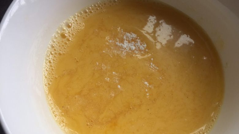 宝宝食谱·蒜香牛肉末蒸蛋,加入调味:盐、少量白胡椒