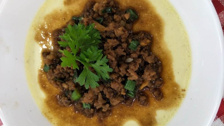 宝宝食谱·蒜香牛肉末蒸蛋,将炒好的肉末盖在水蒸蛋上即可用。