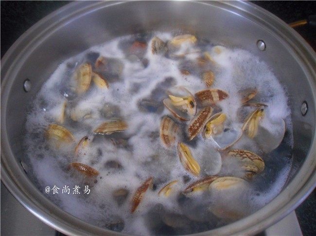 香辣姜葱炒花蛤,锅里烧开适量水,调入一勺盐,将花蛤倒入快速焯熟