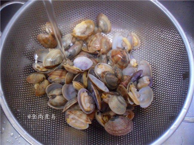 香辣姜葱炒花蛤,捞起,再用自来水冲洗一遍,沥干
