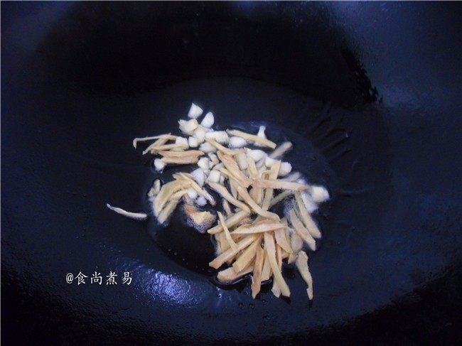 香辣姜葱炒花蛤,热锅,调入食用油烧开,下蒜蓉、姜丝爆香