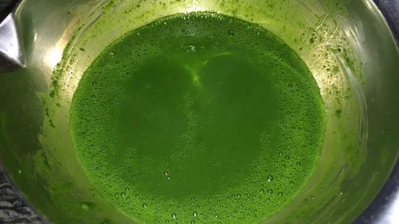 彩色手工蔬菜面,用料理机将菠菜打成汁,其它蔬菜也都打成汁备用。