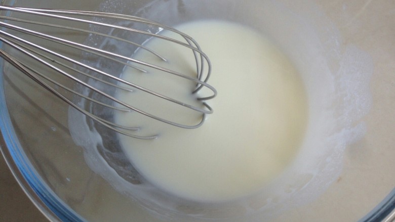 金枪鱼香肠蛋糕,用手动打蛋器搅拌一两分钟,乳化好。