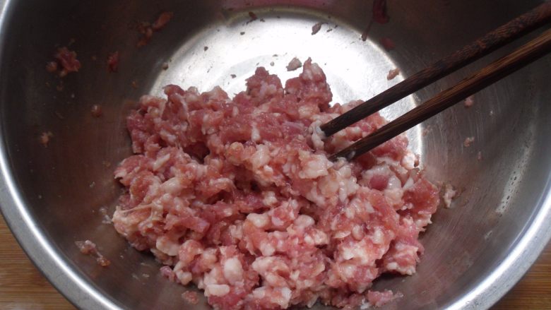 玫瑰花饺子,用筷子或戴上一次性手套拌匀馅料,切记馅料一定要用大盆盛起搅拌,空间大才能均匀翻动食材,让食材更入味,拌好的肉馅放在一旁腌制片刻