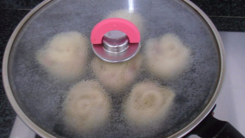 玫瑰花饺子,遮上盖子,调大火煎焗至饺子熟透即可铲起