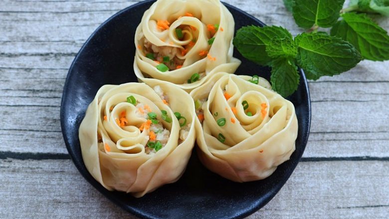 玫瑰花饺子,摆盆,用适量<a style='color:red;display:inline-block;' href='/shicai/ 91614'>薄荷叶</a>装饰