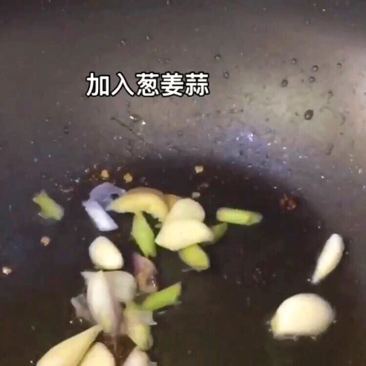 米饭杀手—辣子鸡丁,加入葱姜蒜