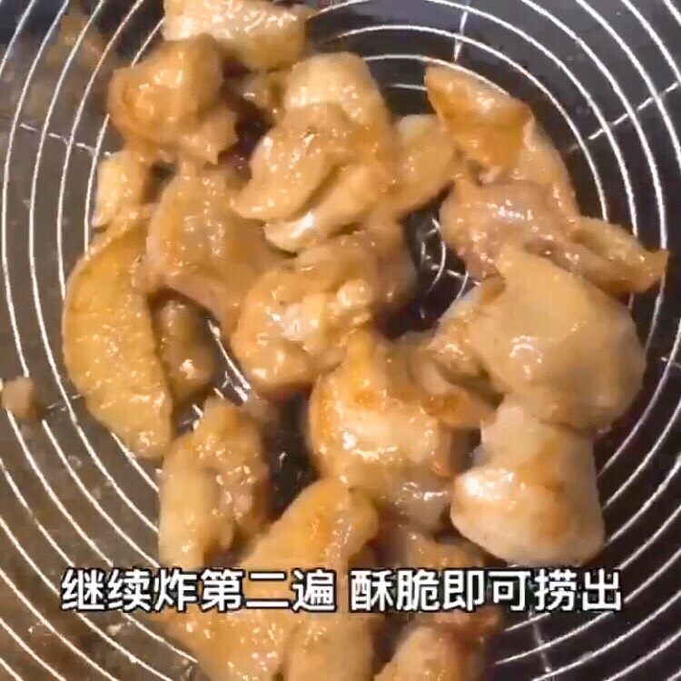 米饭杀手—辣子鸡丁,继续炸第二遍，变得酥脆即可捞出